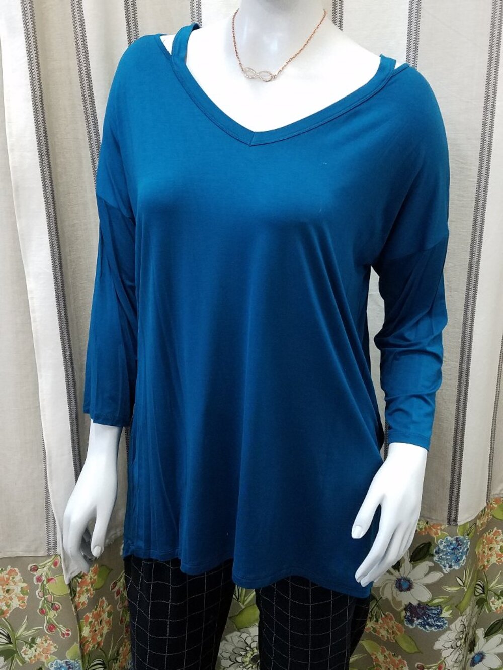 Flowy 3/4 sleeve split shoulder top